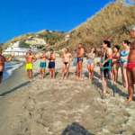 In centinaia ad Ischia per il primo tuffo in mare del 2025